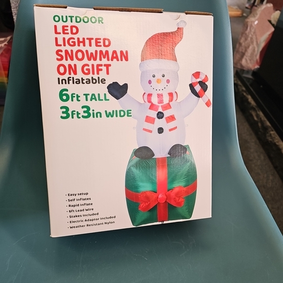 NIB Outdoor LED Lighted 6 Foot Smowman On Gift Inflatable Christmas Decoration - Picture 5 of 7